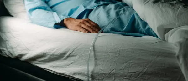 Uomo Pigiama Blu Indossa Cateterismo Urinario Mentre Disteso Faccia Nel Fotografia Stock