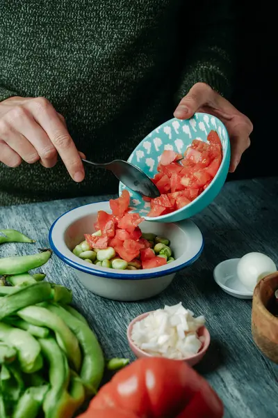Een Man Bereidt Een Spaanse Salade Met Tuinbonen Tomaat Gekookt Rechtenvrije Stockfoto's