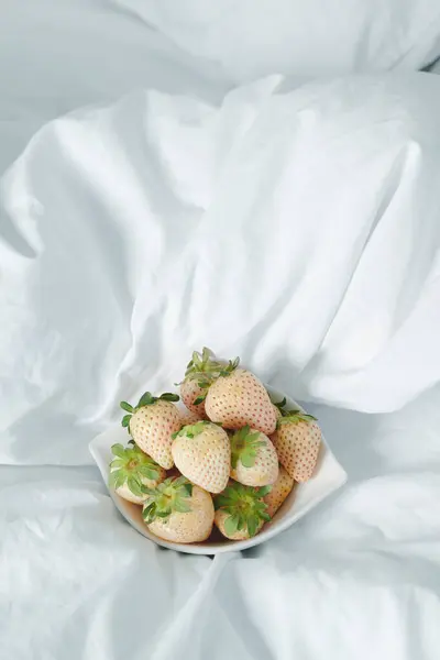 Beberapa Stroberi Putih Dalam Mangkuk Keramik Putih Ditempatkan Tempat Tidur Stok Gambar Bebas Royalti
