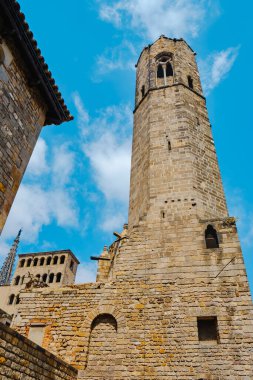 İspanya, Barselona 'daki Santa Agata Kilisesi' nin çan kulesinin soldaki Katedral 'in sivri fener kulesinin manzarası.