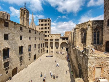 Barcelona, İspanya - 4 Haziran 2024: Barri Gotik 'teki Placa del Rei Meydanı üzerinde, önemli işaretlerle çevrelenmiş, Capella de Santa Agata Şapeli veya Palau Reial Major Palace olarak görülebilir.