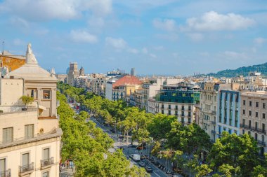 Barselona, İspanya - 2 Temmuz 2024: Güneşli bir yaz gününde İspanya 'nın Barselona kentindeki ünlü Passeig de Gracia caddesine doğru kuşbakışı bakış açısı