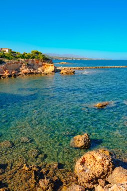 La Buena sahilindeki açık deniz manzarası El Perello, Katalonya, İspanya 'da, popüler Costa Daurada sahillerinde, bir yaz günü