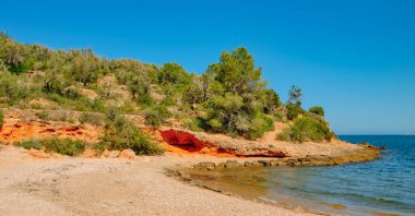 La Ampolla, Katalonya, İspanya 'daki bakir bir körfez olan Cala Maria Sahili' nin ayrıntıları.