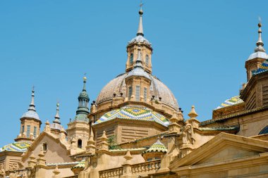 İspanya 'nın Zaragoza şehrindeki Katedral-Bazilika de la Virgen del Pilar' daki Katedral-Bazilika Kilisesi 'nin çatı manzarası.