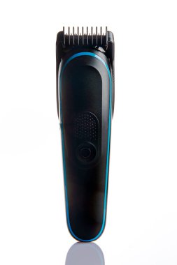 Beyaz arka planda siyah bir elektrikli saç makası.