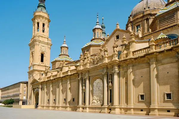 Güneşli bir yaz gününde İspanya 'nın Zaragoza şehrinde bulunan Kutsal Bakire Meryem' in Katedral Bazilikası 'nın görünüşü.