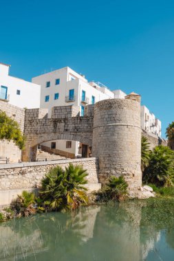 İspanya 'nın eski duvarlı kenti Peniscola' daki ıslak hendek ve San Pedro Kapısı manzarası