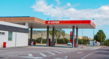 Benicarlo, İspanya - 27 Eylül 2024: Benicarlo, İspanya 'daki Cepsa benzin istasyonunun görüntüsü. Cepsa, Madrid merkezli önemli bir İspanyol enerji şirketidir.
