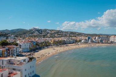 Peniscola, İspanya - 27 Eylül 2024: Güneşli bir günde İspanya 'nın Peniscola kentindeki Norte Sahili üzerinde bir manzara