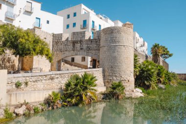 İspanya 'nın eski Peniscola kasabasının duvarlarındaki San Pedro Kapısı ve ıslak hendeğinin manzarası.