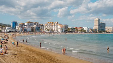 Peniscola, İspanya - 27 Eylül 2024: Peniscola, İspanya 'daki Norte Sahili' nin panoramik manzarası, güneşli bir günün keyfini çıkaran birçok insan