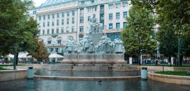 Budapeşte, Macaristan - 4 Ekim 2024: Bir sonbahar günü Macaristan 'ın başkenti Budapeşte' de Vorosmarty Meydanı 'nı yöneten şair Mihaly Vorosmarty anıtı