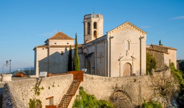 Santa Maria 'nın Romanesk kilisesi, bir tepenin üzerine inşa edilmiş, Sant Marti Sarroca, Katalonya, İspanya, bir kış günü