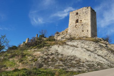 Serra de Queralt dağ sırasının tepesine inşa edilmiş Santa Maria de Miralles, Katalonya, İspanya 'daki Miralles Kalesi' nin kalıntıları arasında hala bir kule bulunuyor.