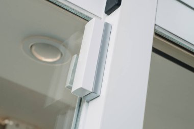 bir kablosuz cam kırma detektörü ve bir pencereye kontak kırıcı, hırsız alarm sisteminin bir parçası olarak