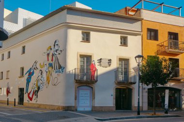 El Vendrell, İspanya - 27 Aralık 2024: El Vendrell, Katalonya 'daki Angel Guimera Müzesi manzarası, Katalanlı ünlü oyun yazarı ve şair Cal Ximet' in aile evi