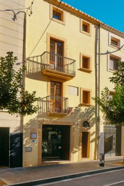 El Vendrell, İspanya - 27 Aralık 2024: Pau Casals 'ın El Vendrell, Katalonya, İspanya' daki doğum yeri, bu ünlü Katalan çellocu, besteci ve orkestra şefinin aile evi