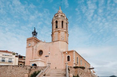 İspanya 'nın Sitges kentindeki Sant Bartomeu i Santa Tecla Kilisesi, bir kış günü Baluard Tepesi' nin tepesine inşa edilmiştir.