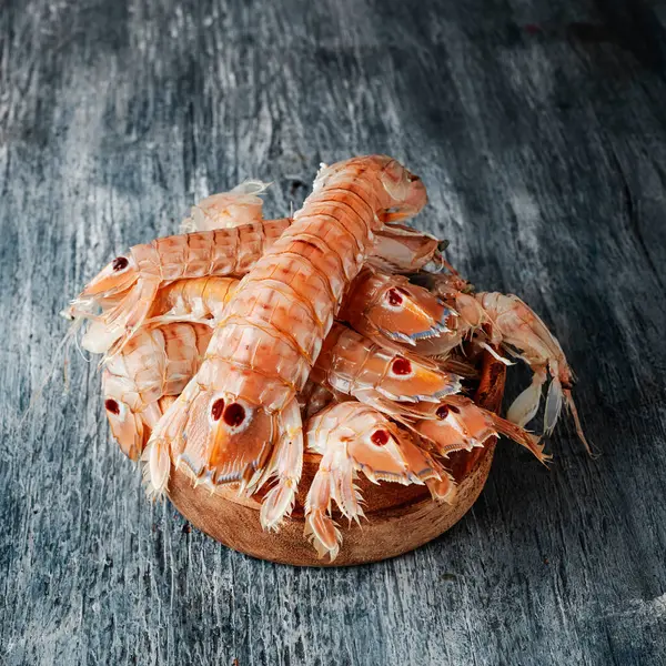 İspanyolca galeriler olarak bilinen peygamber devesi türünün gri ahşap bir masa üzerindeki yakın çekimi.