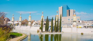 Barselona, İspanya - 28 Mart 2025: Barcelona 'daki La Espana Industrial' in panoramik manzarası, pamuk fabrikası La Espana Industrial 'in eskiden