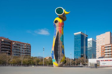 Barselona, İspanya - 28 Mart 2025: Joan Miro parkının Barcelona, İspanya 'daki manzarası, ünlü sanatçı Joan Miro tarafından tasarlanan ve parka adını veren Dona i Ocell heykelini vurguluyor.