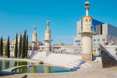 Barselona, İspanya - 28 Mart 2025: La Espana Industrial, Barcelona, İspanya 'da bir zamanlar Vapor Nou olarak da bilinen pamuk üretim fabrikası La Espana Industrial' in bulunduğu bir kamu parkı.