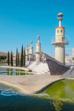 Barselona, İspanya - 28 Mart 2025: La Espana Endüstriyel Parkı 'ndaki gölet, La Espana Endüstriyel Pamuk Fabrikası' nın yapıldığı yer.