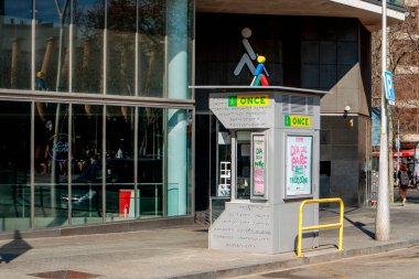 Barselona, İspanya - 28 Mart 2025: Birleşik Krallık 'ın Barselona' daki genel merkezi, İspanya Körler Ulusal Örgütü, İspanyolca kısaltmasıyla, günlük hayır kura çekilişi düzenliyor.