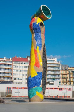 Barselona, İspanya - 28 Mart 2025: Barcelona, İspanya 'daki Joan Miro parkında Dona i Ocell heykeli. Ünlü sanatçı Joan Miro tarafından tasarlanan heykel, onun adını taşıyan halk parkına başkanlık ediyor.