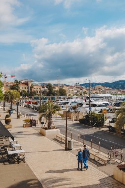 Cannes, Fransa - 9 Mayıs 2025: Fransa 'nın Eski Cannes Limanı' ndaki Quai Saint-Pierre, demirli yatları ve Ville Oteli, Belediye Binası, sol arka planda görüldü.