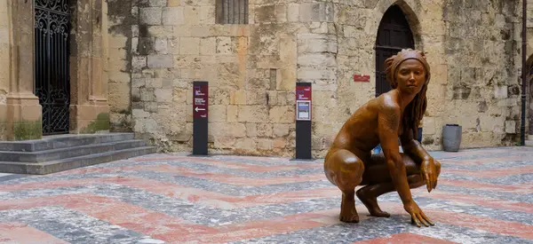 Narbonne, Fransa - 6 Mayıs 2025: Başpiskoposlar Sarayı 'nın halk avlusunun panoramik manzarası, iki metreden uzun çıplak bir kadının çarpıcı heykeli.