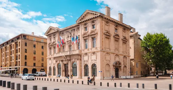 Marsilya, Fransa - 7 Mayıs 2025: Ville Oteli 'nin ön cephesi, Fransa' nın Marsilya Belediye Binası, Eski Liman 'da, denize bakan, görüntüde görünmeyen