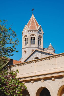 Fransa 'nın Ile Saint-Honorat kentindeki Lerins Manastırı' ndaki kilisenin etkileyici sekizgen kubbesinin iç avludan görünüşü.