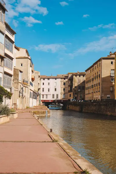 Fransa 'nın Narbonne kentindeki Pont des Marchands köprüsünün altından akan Kanal de la Robine, güneşli bir bahar gününde
