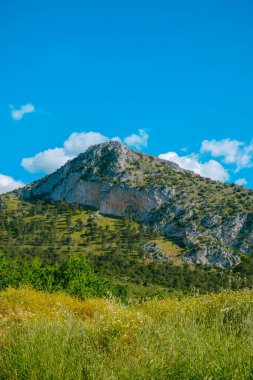 Cuevas Altas 'ın Sierra del Camorro dağ zincirindeki zirvesi, Batik Sistemler' in bir parçası, Cuevas de San Marcos, Endülüs, İspanya 'da güneşli bir bahar günü