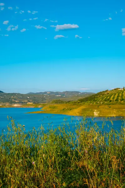 Güney İspanya 'daki Iznajar rezervuarının Cordoba eyaletindeki Genil Nehri' ni kapladığı güneşli bir bahar gününde açık mavi gökyüzü.