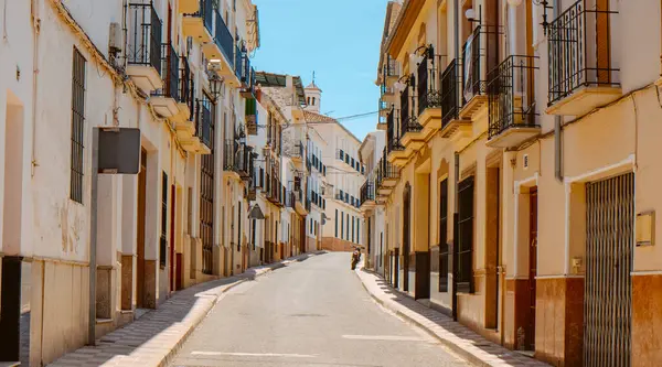 İspanya 'nın Endülüs bölgesinde güneşli bir bahar gününde, Archidona' da sessiz ve boş bir caddenin manzarası.