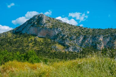 Güney İspanya 'nın Cuevas de San Marcos şehrinde güneşli bir bahar gününde, Baetic Sistemleri' nin bir parçası olan Sierra del Camorro Dağı 'nın manzarası