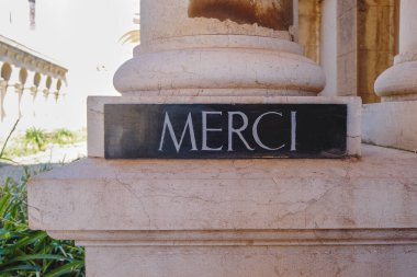 Fransa 'nın Saint-Honorat Adası' ndaki Lerins Manastırı 'nın avlusunda üzerinde 