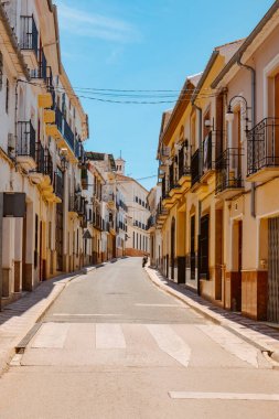 İspanya 'nın Malaga eyaletinin küçük bir kasabası olan Archidona' da güneşli bir bahar gününde sakin bir cadde.