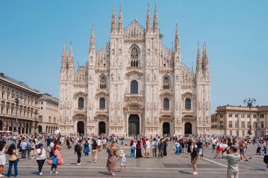 Milan, İtalya - 21 Haziran 2025: Milano 'da bir yaz günü kalabalık toplandı, resim çektiler ve katedralin Gotik ön cephesinde gölgeler aradılar.