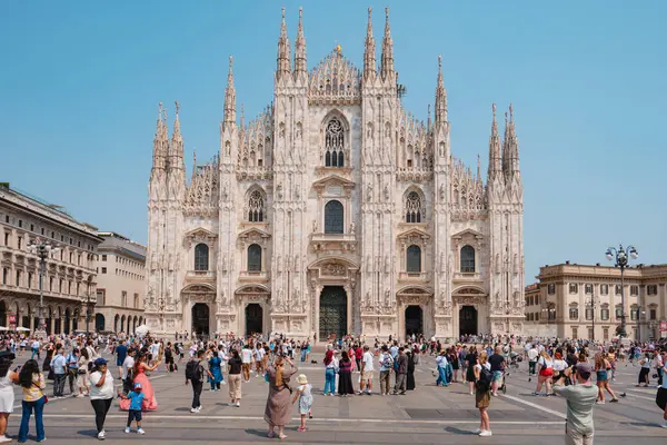 Milan, İtalya - 21 Haziran 2025: Milano 'da bir yaz günü kalabalık toplandı, resim çektiler ve katedralin Gotik ön cephesinde gölgeler aradılar.