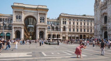 Milan, İtalya - 21 Haziran 2025: Katedral ile Galleria Vittorio Emanuele II 'nin büyük girişi arasındaki meydanı turistler doldurdu.