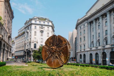 Milan, İtalya - 21 Haziran 2025: Arnaldo Pomodoro 'nun bronz diski Piazza Filippo Meda' nın ortasında yükseliyor..