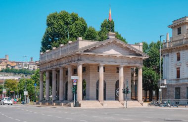 Bergamo, İtalya - 22 Haziran 2025: Viale Papa Giovanni XXIII, Bergamo 'da Porta Nuova' nın ikiz neoklasik pavyonlarından biri