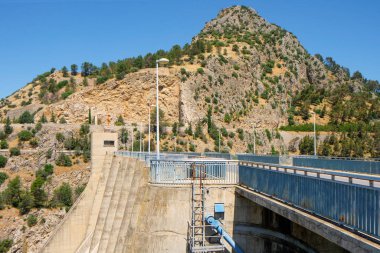 Iznajar barajının beton yapısı İspanya 'daki kayalık bir yamaca karşı yükseliyor. Üssündeki hidroelektrik santrali Cordoba bölgesindeki rezervuardan enerji alıyor.