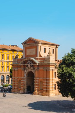 Bolonya, İtalya - 25 Haziran 2025: Bologna 'daki Porta Galliera' nın yakın görüntüsü, 13. yüzyılın turuncu tuğlalı şehir kapısı, güneşli mavi bir gökyüzü tarafından çerçevelenmiş.