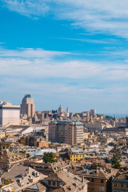 Ceneviz, İtalya - 27 Haziran 2025: Cenova 'nın Castelleto Belvedere kentinden dikey görüş: Mavi gökyüzü altında, kilise kubbeleri, kuleleri ve uzak deniz altında yoğun bir bina kümesini gösteriyor