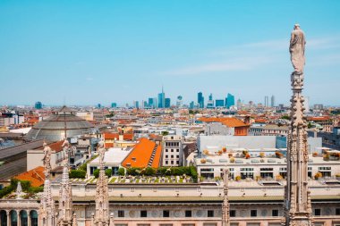 Milan, İtalya - 21 Haziran 2025: Milano 'daki Duomo' nun çatısından, çatısı ve kubbeleri olan bir mermer heykel yükseliyor.